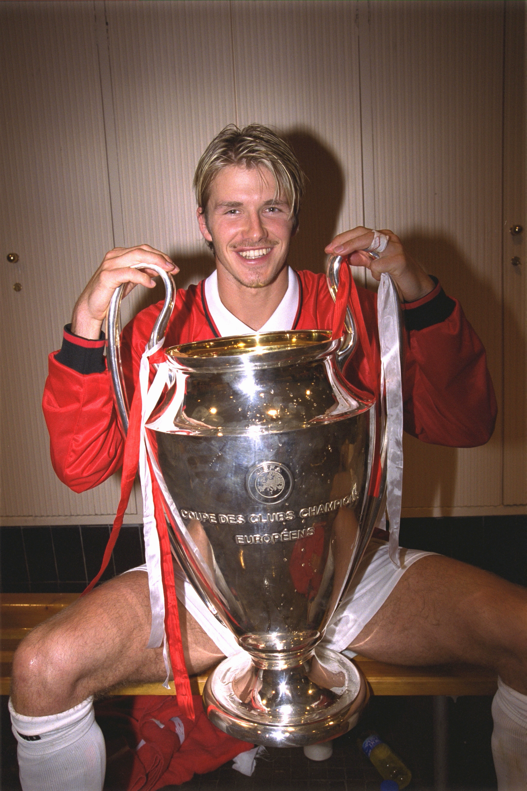 Beckham mit dem Europapokal nach dem UEFA-Champions-League-Finale zwischen Bayern München und Manchester United im Jahr 1999