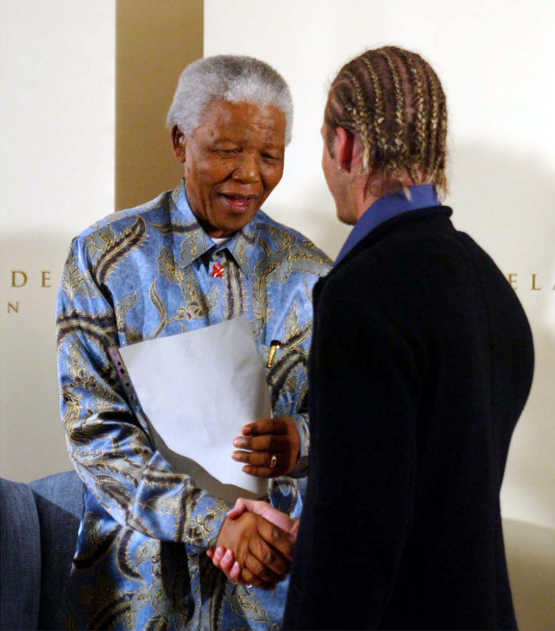 Er verrät: Das Bild, das ich von Nelson Mandela habe, zeigt mich, wie ich seine Hand halte, mit Cornrows im Haar.  Das ist mein einziges Bedauern.