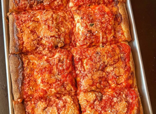 Marinara-Pizza, rote sizilianische Pizza mit gefüllter Kruste