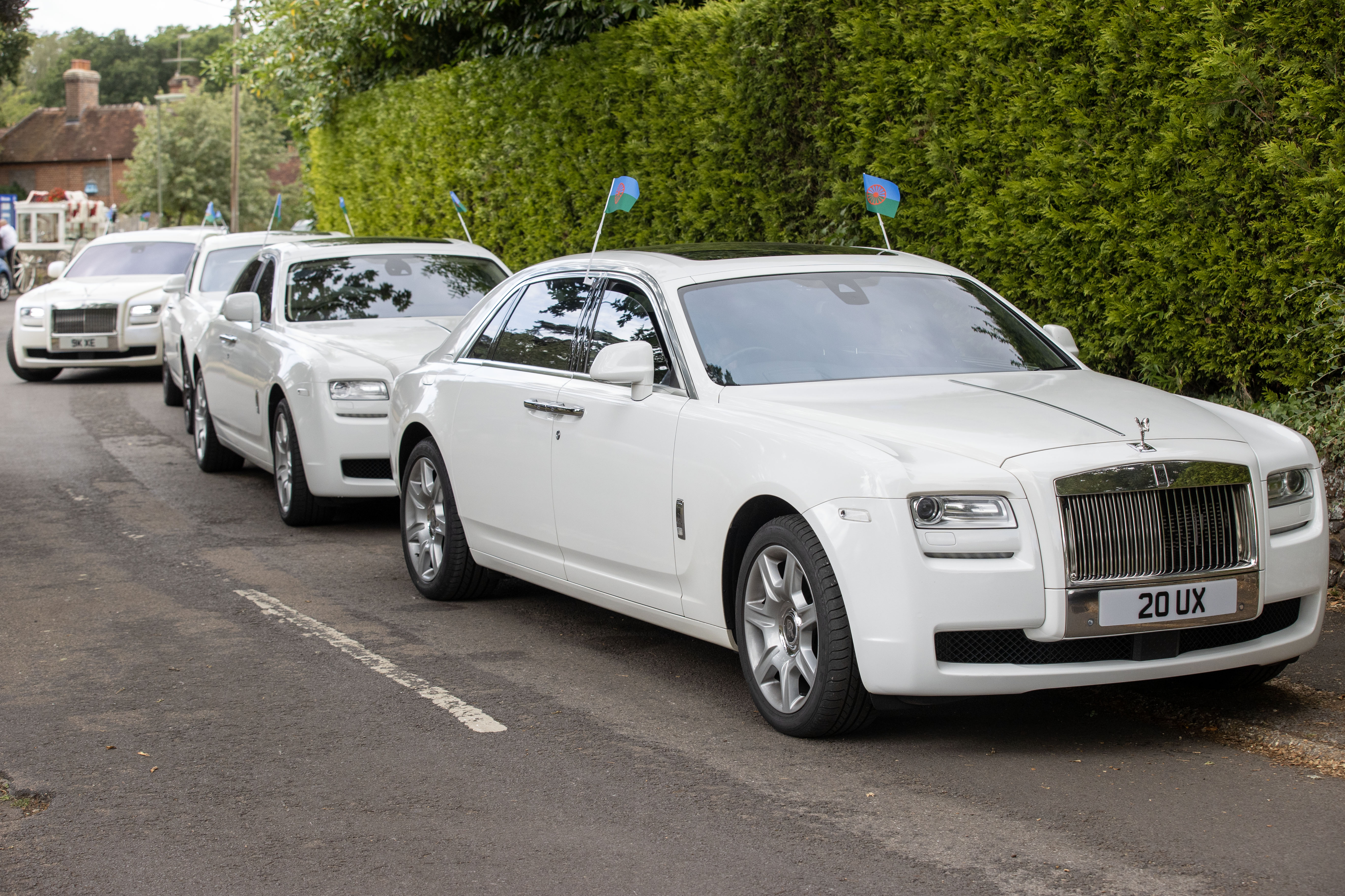 Weiße Rolls-Royces führen den Trauerzug für Naomi Matthews an