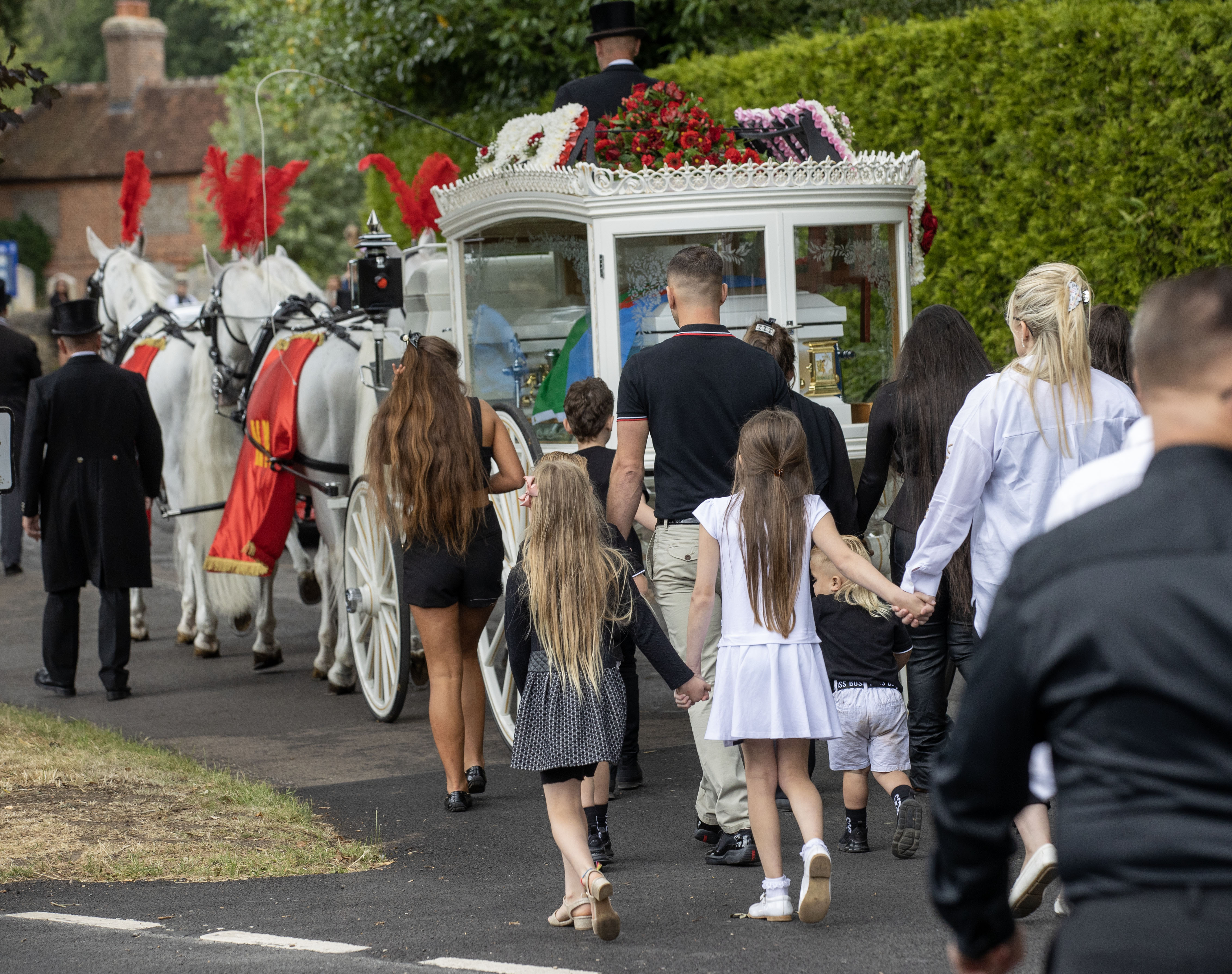 Hunderte von tränenreichen Trauergästen folgten gestern dem Sarg von Naomi Matthews in Elstead, Surrey