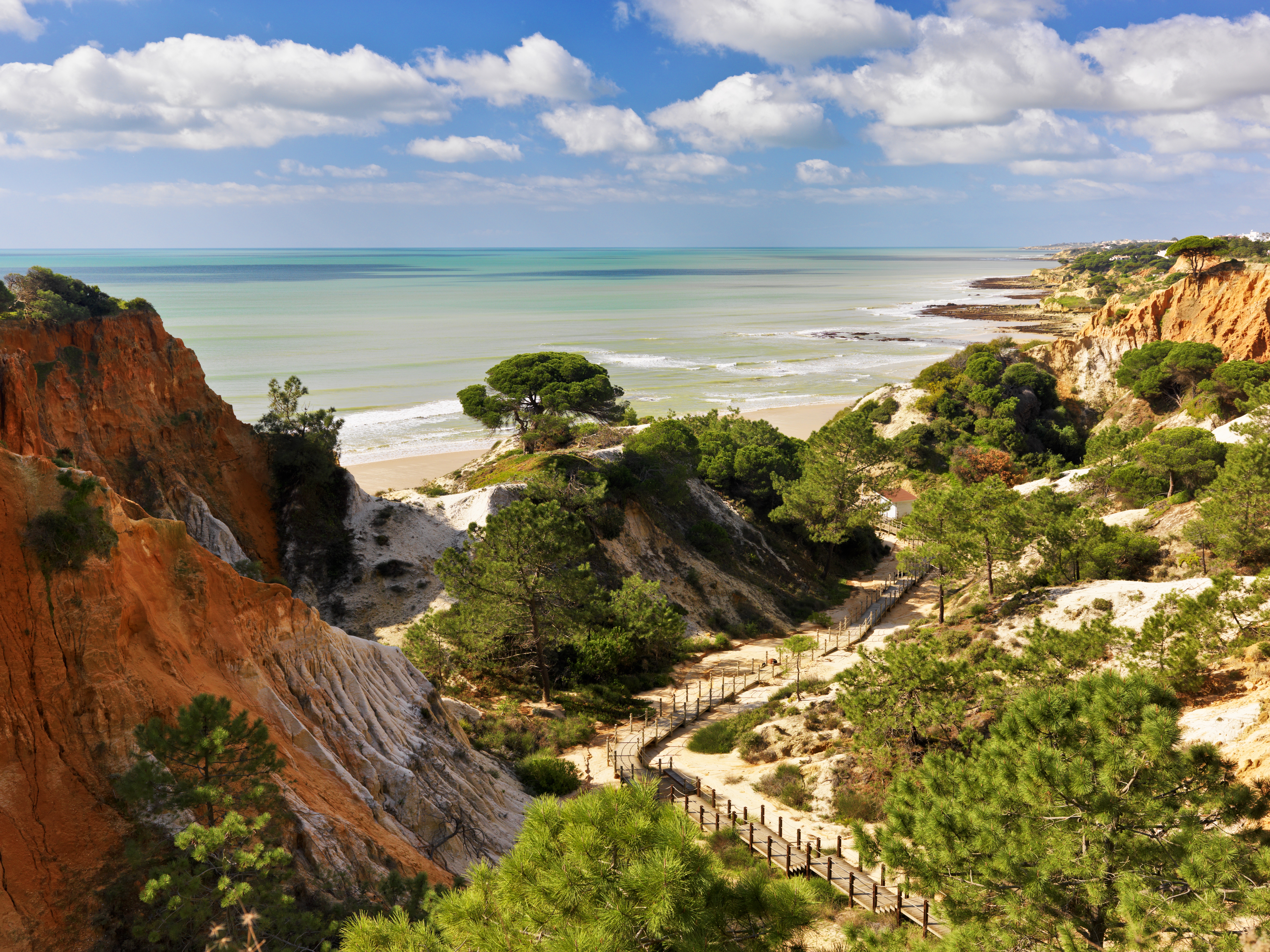 Bringen Sie Ihre Kinder zum Tennisspielen mit einem Aufenthalt im 5H Pine Cliffs Resort an der portugiesischen Algarveküste