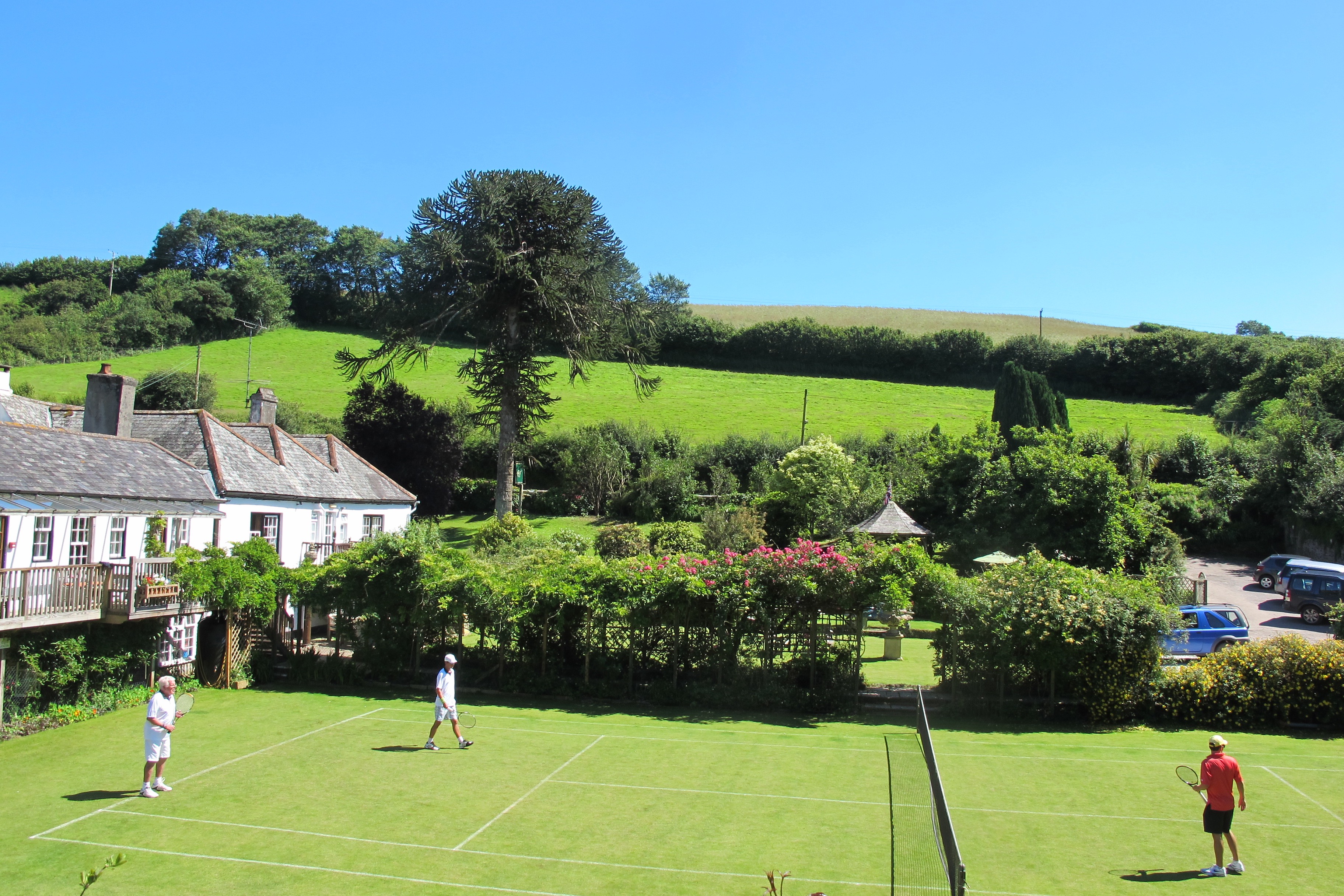 Für ein umfassendes Wimbledon-Erlebnis besuchen Sie den Rasentennisplatz des charmanten Cottage-Komplexes zur Selbstverpflegung in der Nähe des am Wasser gelegenen Dorfes Dittisham in South Devon