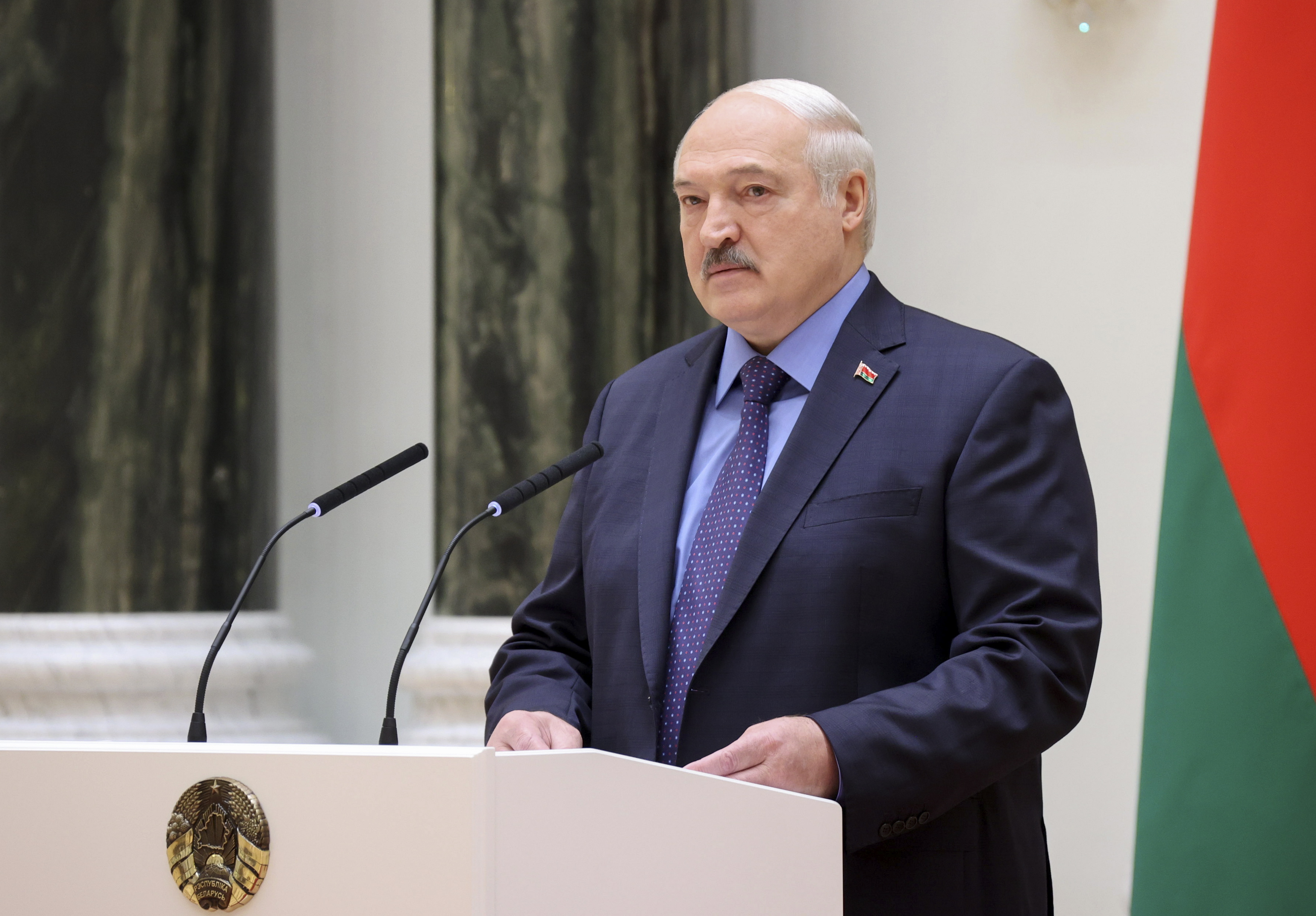 In dem Moment verkündete Marionettenherrscher Alexander Lukaschenko, dass der Wagner-Chef in Weißrussland eingetroffen sei