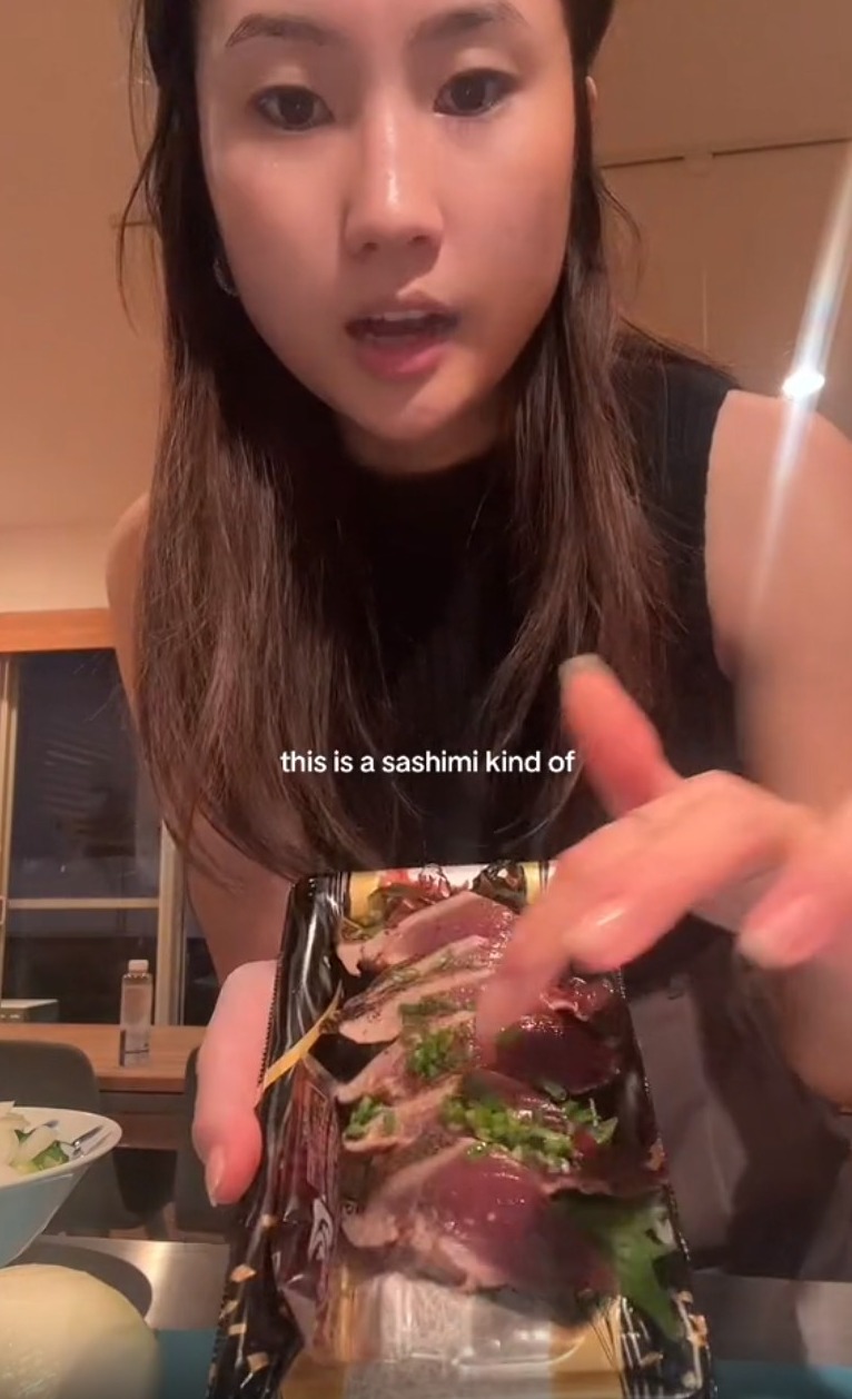 Sie rundete ihren Salat mit Sashimi ab