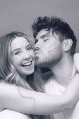 Alfie Deyes küsste seine Freundin in ihrem Enthüllungsvideo