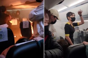 Horrormoment: In einem überfüllten Flugzeug bricht Feuer aus, Passagiere schreien und zwei werden verletzt