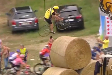 Fans fragen: „WTF, schaue ich zu?“, während ein Mann während der Tour de France in der Luft radelt