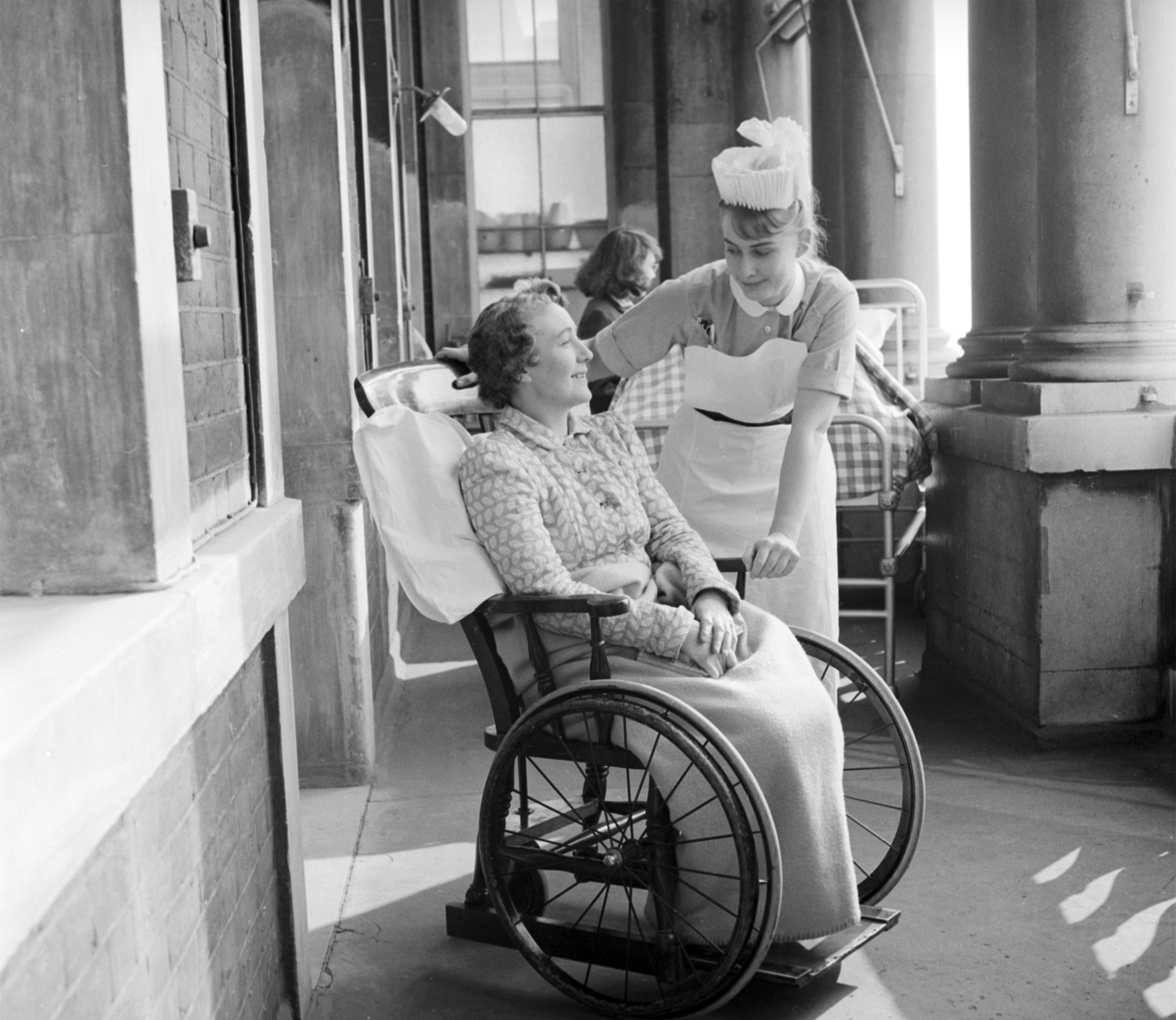 Ein Patient wird 1960 im St. Thomas's Hospital in London behandelt, als mit dem Bau des neuen Krankenhauses begonnen wurde