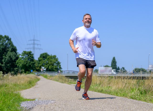 Reifer Mann läuft im Freien sprintend, Konzept von Übungen, die man nach 50 vermeiden sollte