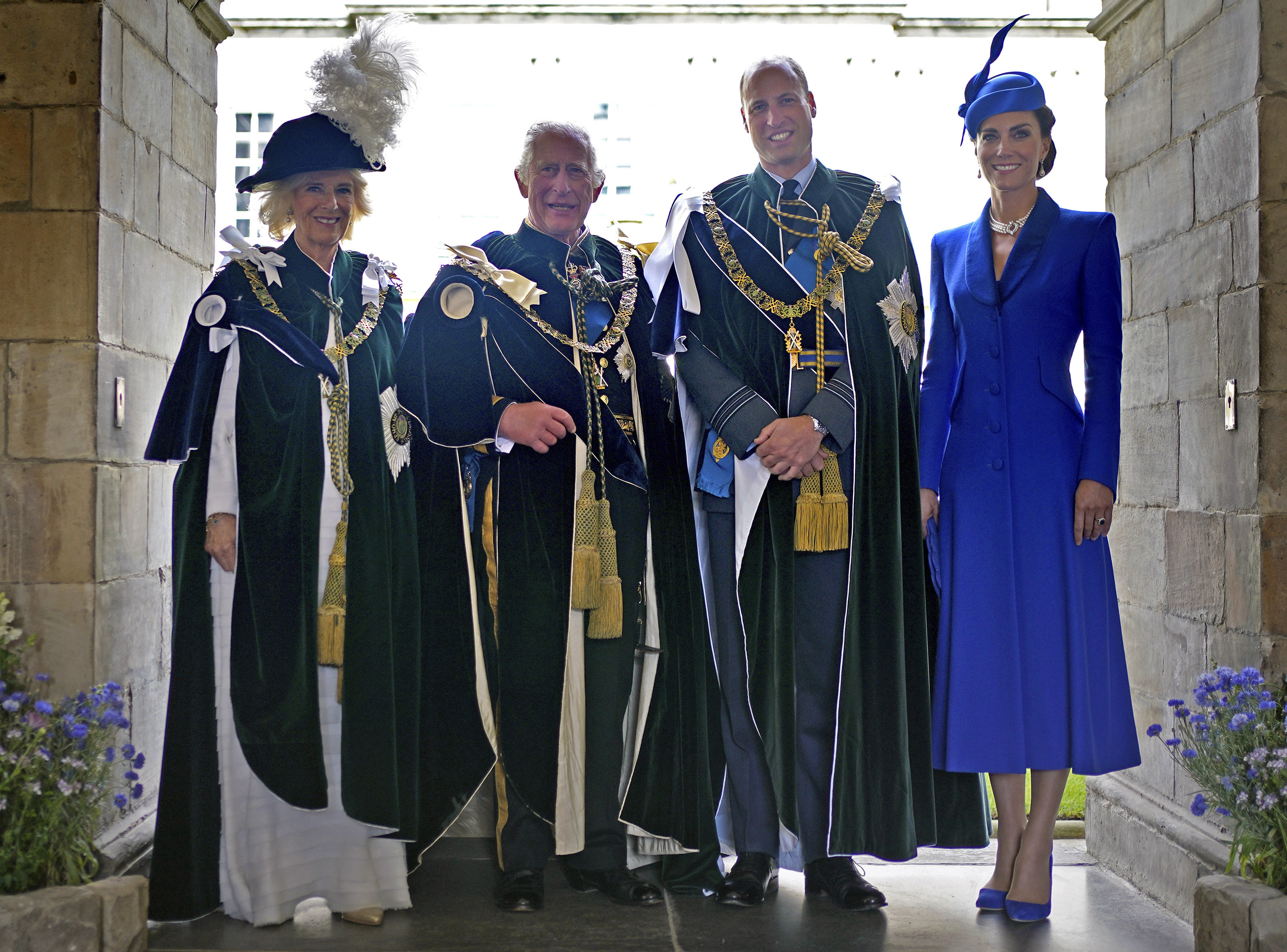 König Charles, Camilla und William in ihren grünen Distelmänteln mit Kate in Blau