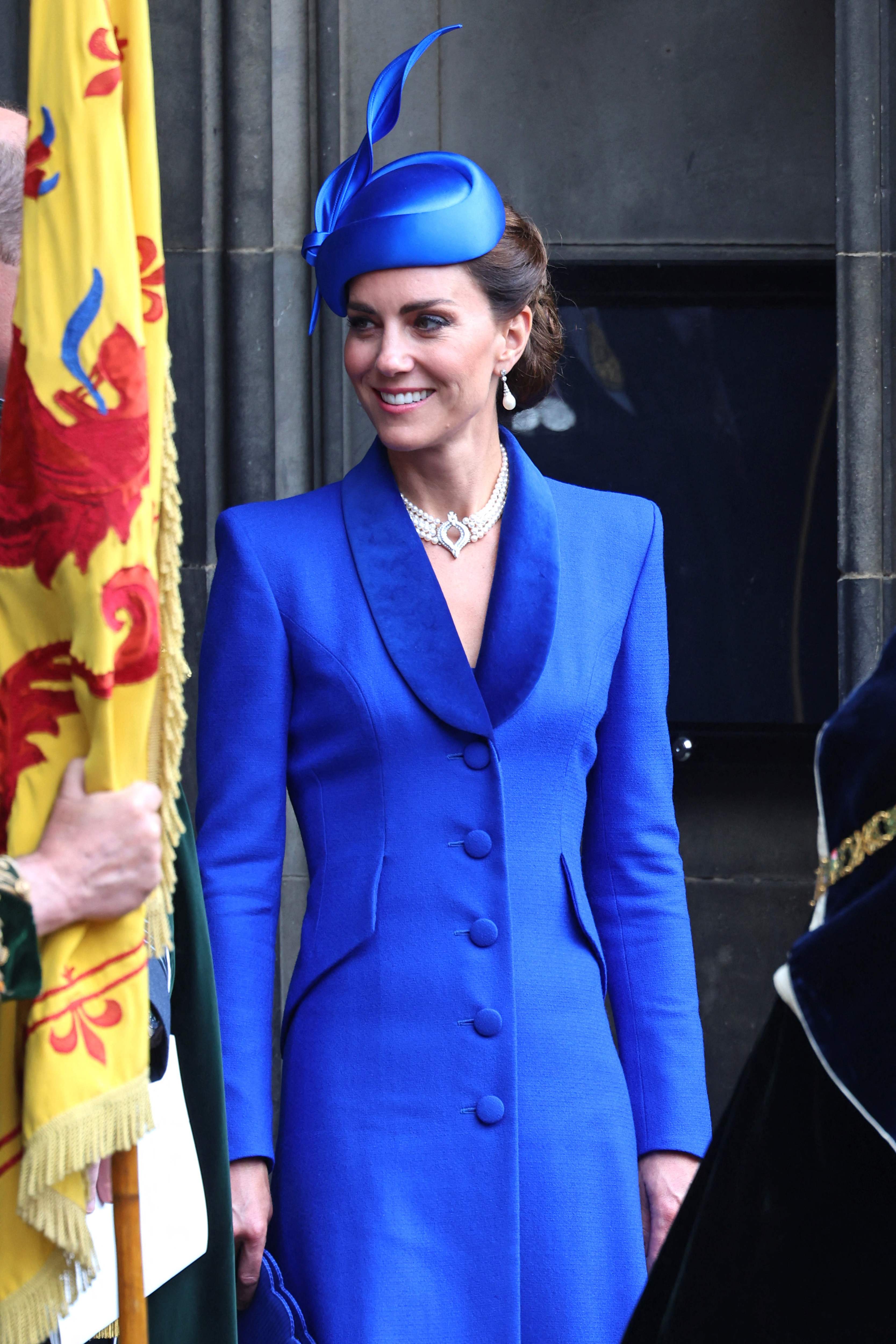 Kate trug einen Designermantel, einen Hut und die Halskette der verstorbenen Königin