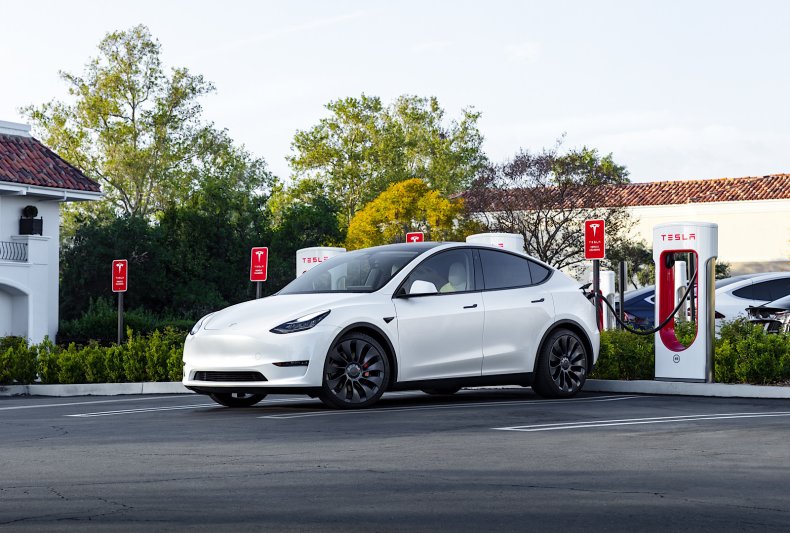 Tesla Model Y Supercharger lädt