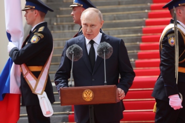 Putin gibt in einer Rede vor verängstigten Generälen zu, dass Russland am Rande eines BÜRGERKRIEGES stand