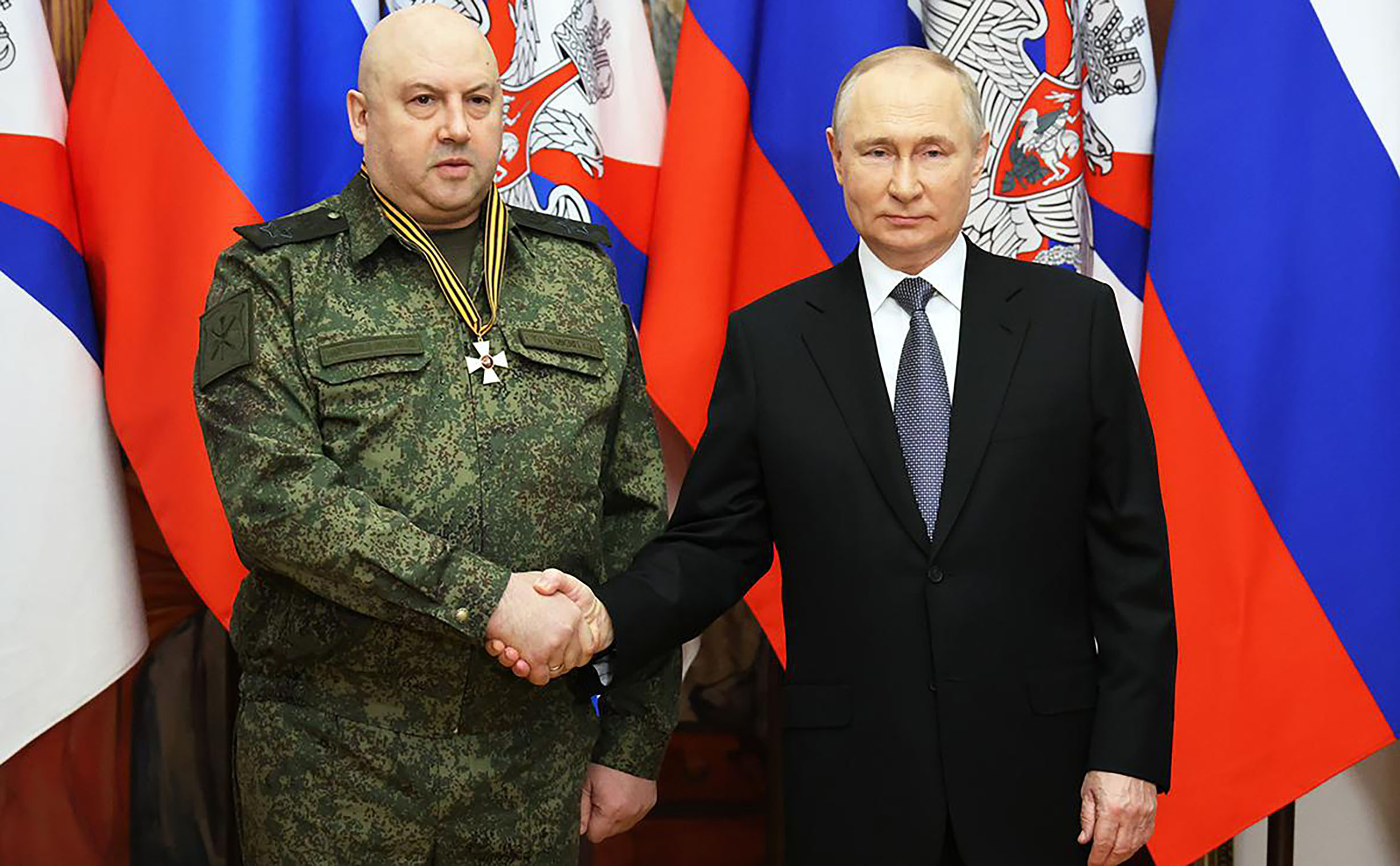 Putin ist mit seinem seit über zwei Wochen verschwundenen „General Armageddon“ in glücklichere Tage zurückgekehrt