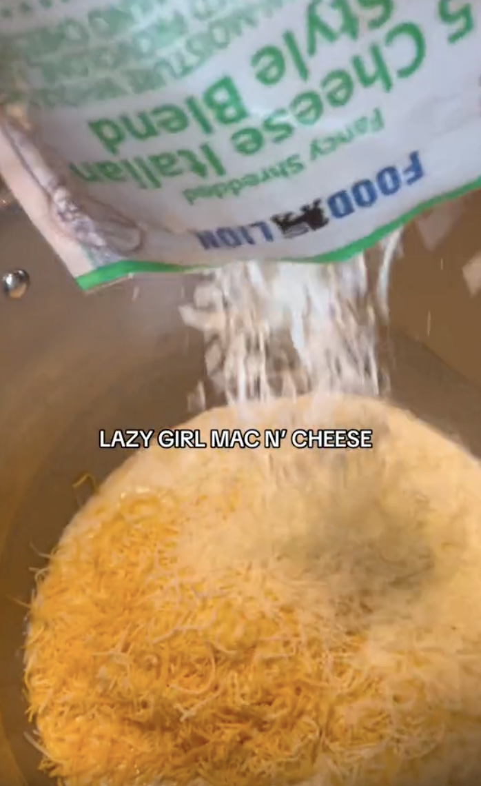 Zum leichteren Schmelzen fügte sie drei Sorten fein geriebenen Käse hinzu