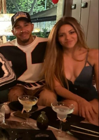 Der kolumbianische Sänger wurde mit Lewis bei einem Cocktail-Dinner nach dem Rennen gesehen