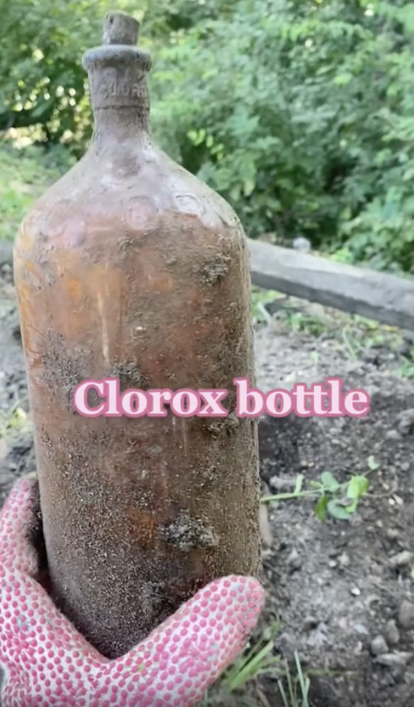 Obwohl sie eine Fülle alter Glasgefäße, Wasserflaschen und Medizinflaschen fand, war die Clorox-Flasche offenbar die aufregendste