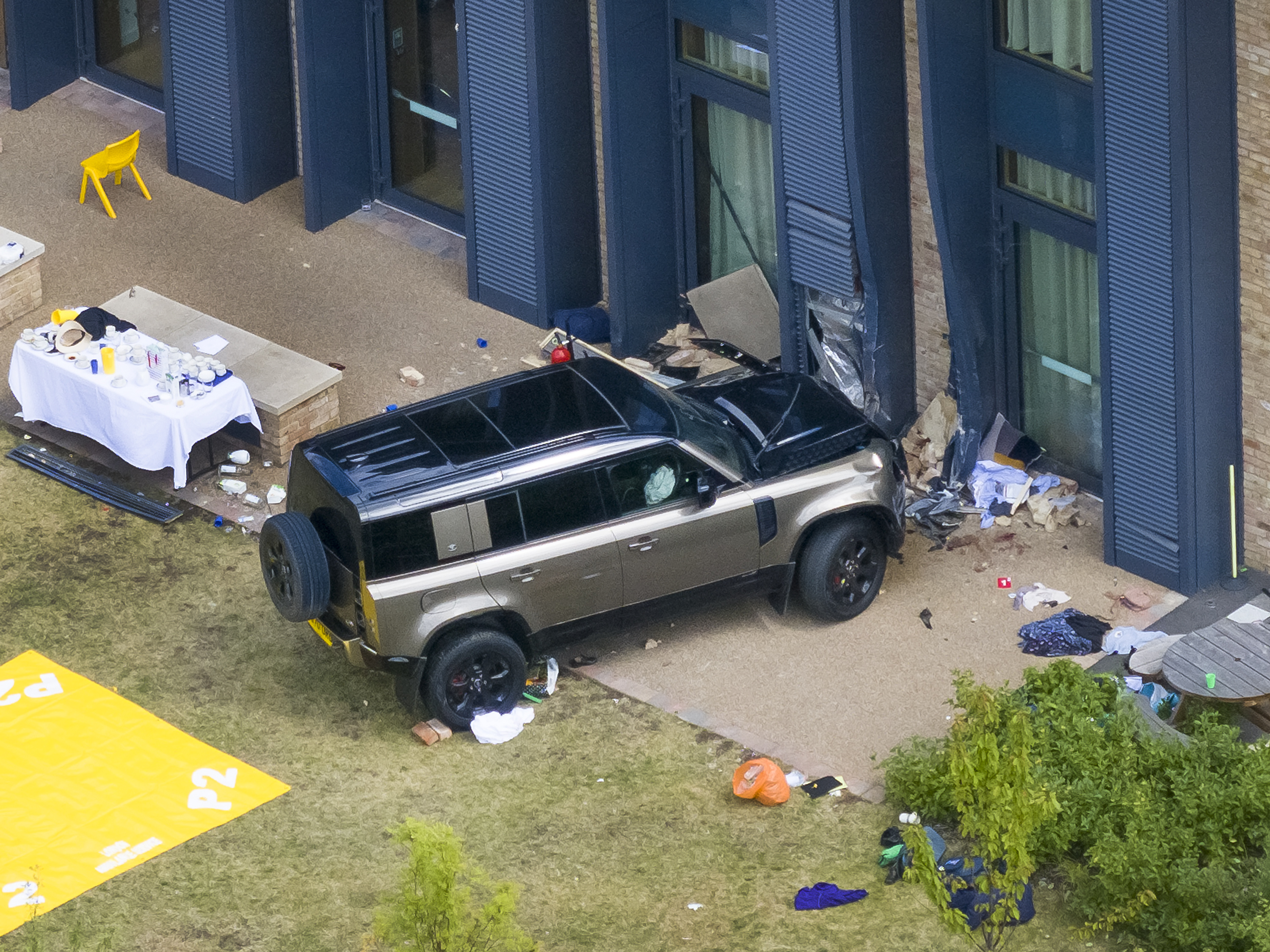 Ein zwei Tonnen schwerer Land Rover krachte durch einen Zaun einer Grundschule in Wimbledon, tötete ein achtjähriges Mädchen und verletzte 16 weitere Menschen, darunter ein Baby