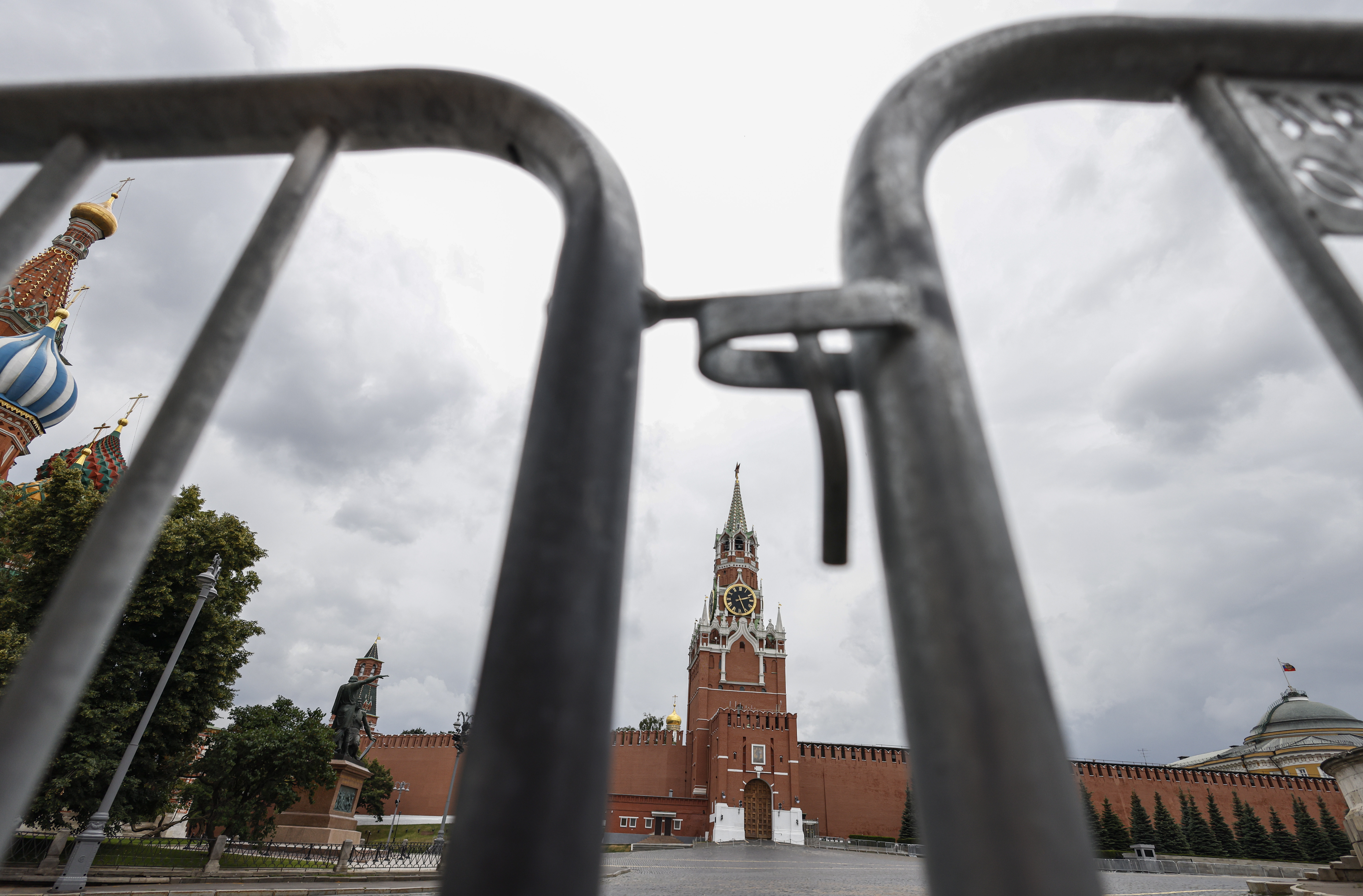 Obwohl es von außen ruhig aussieht, wird gemunkelt, dass im Kreml eine Säuberung im Gange ist