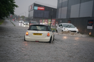 Gelbe Sturmwarnung mit der Gefahr weiterer schwerer Überschwemmungen und Reisechaos
