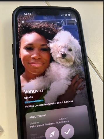Sie posierte mit ihrem Hund in der Promi-App