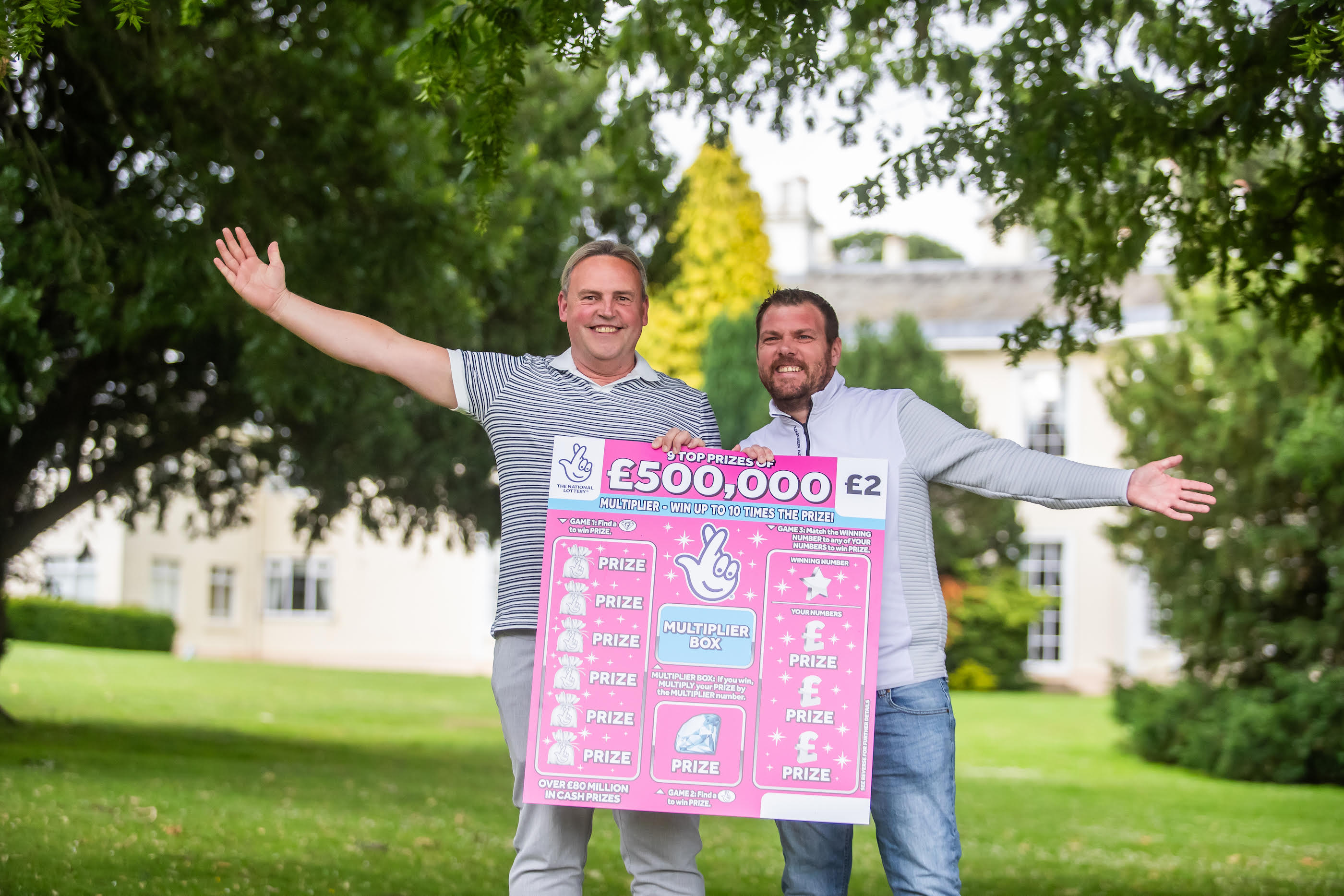 Matthew gewann 500.000 £ mit einem Lotto-Rubbellos, das er in dem Geschäft gekauft hatte, in dem er arbeitete