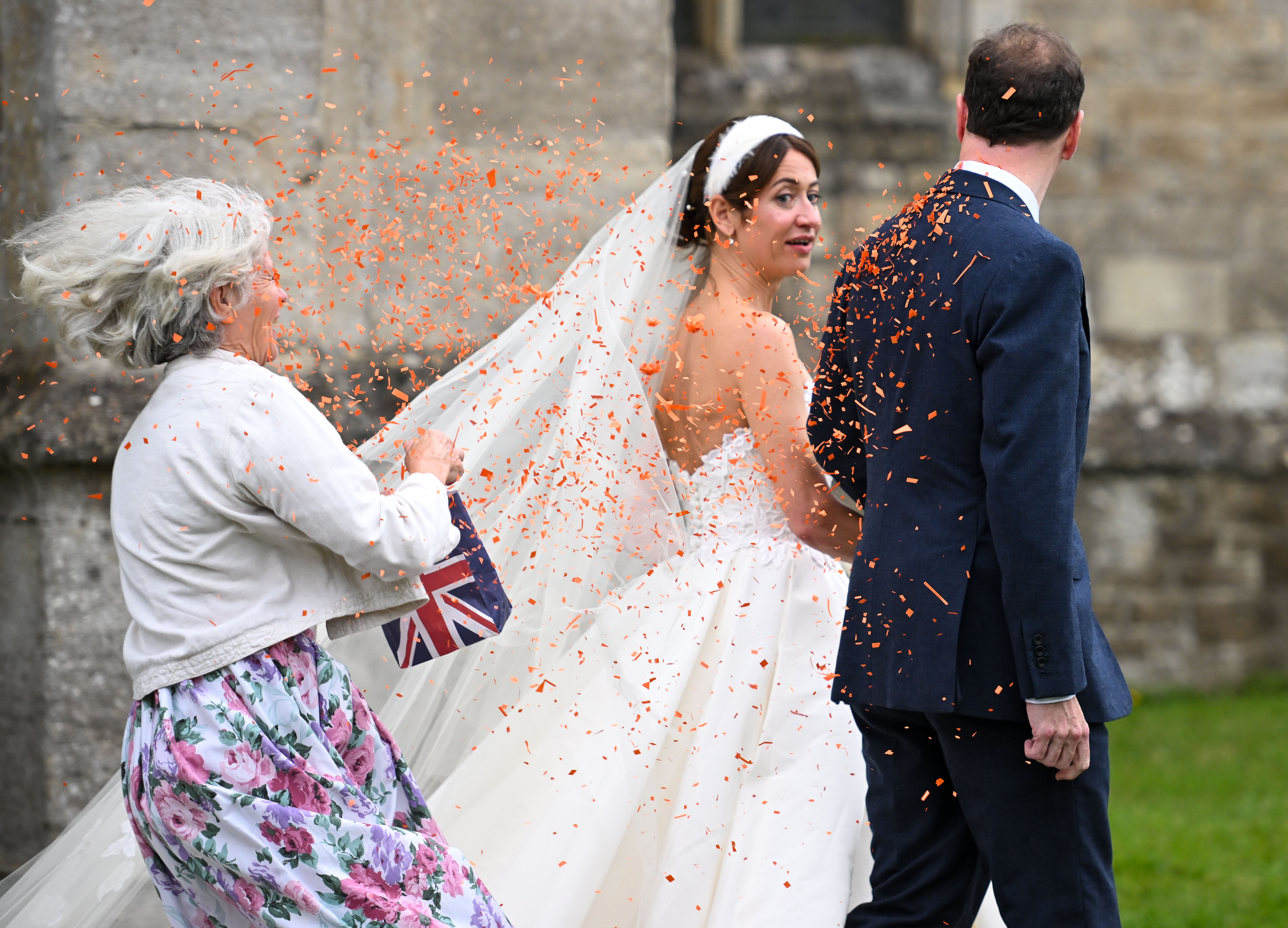 George Osborne und seine Braut Thea Rogers waren mit orangefarbenem Konfetti bedeckt