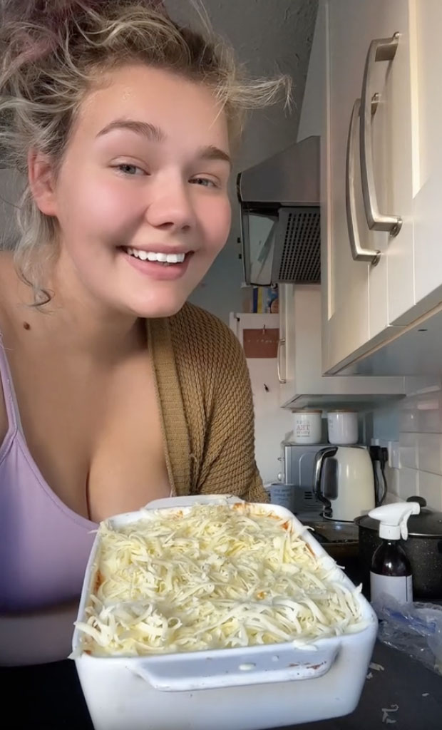 Sie krönte ihre Lasagneschichten mit etwas geriebenem Käse