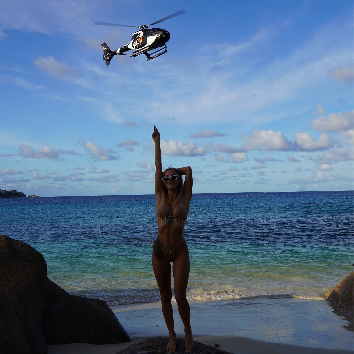 Und Claudia enttäuschte nicht, als sie im Bikini dastand und auf einen Hubschrauber zeigte