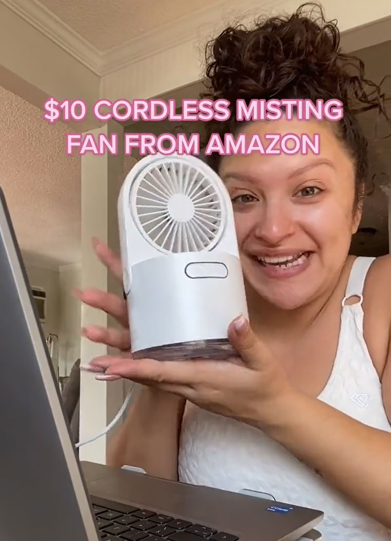 Sie präsentierte ihren Mini-Ventilator von Amazon, der nur 10 US-Dollar kostete und sogar für kühlenden Nebel sorgt