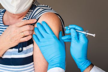 Millionen erhalten einen Impfstoff zum Schutz vor dem „tödlichen“ Virus, der in 90 % der Briten lebt
