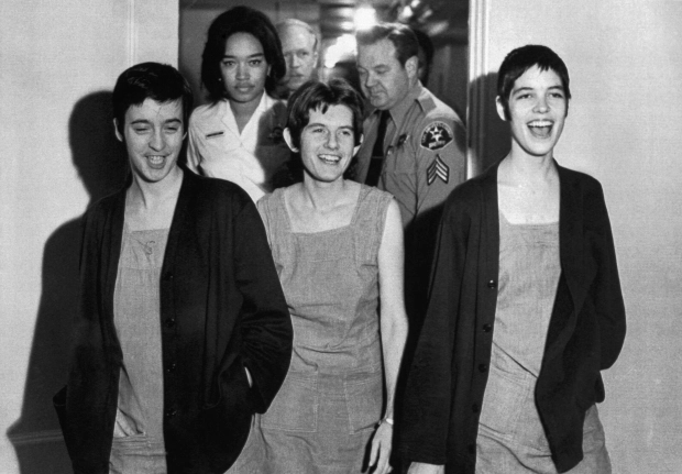 Susan Atkins (links), Patricia Krenwinkel und Leslie Van Houten (rechts) lachen, nachdem sie für ihre Beteiligung an der Tötung im Auftrag von Charles Manson das Todesurteil erhalten hatten – ihre Urteile wurden später für verfassungswidrig erklärt