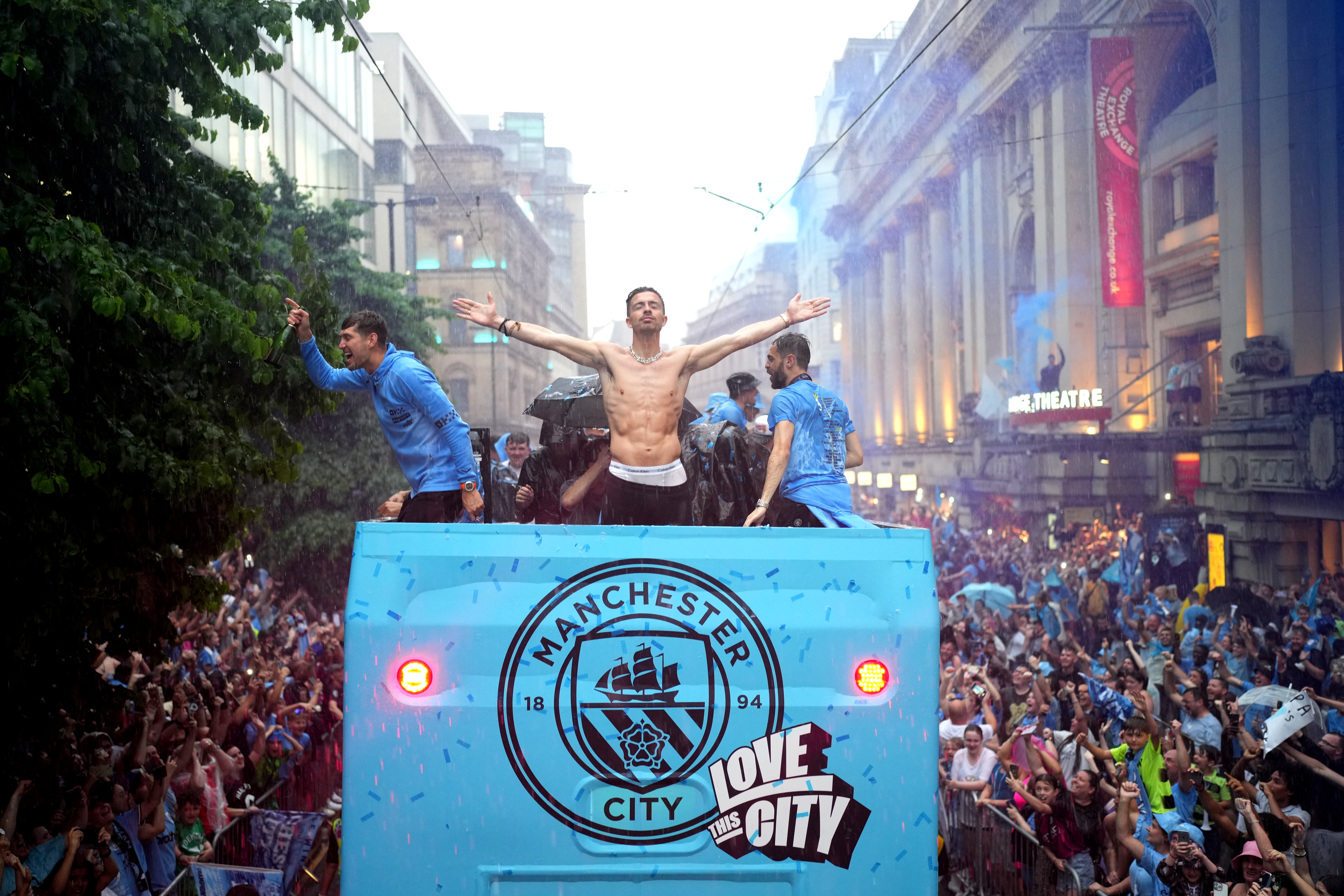 Jack im offenen Bus während der Trophäenparade von Manchester City