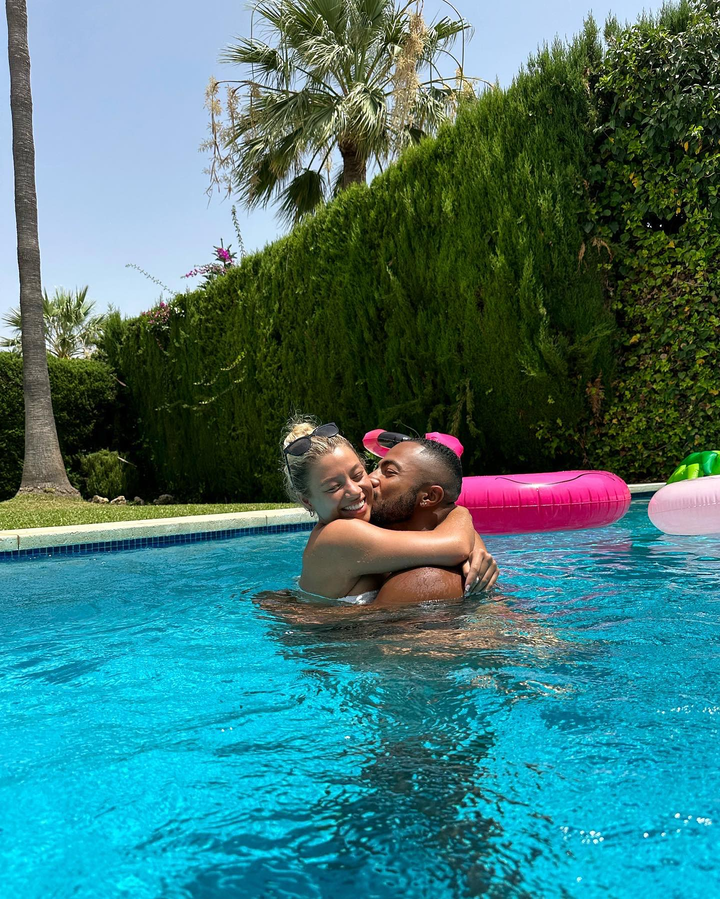 Sie küssten sich in einem Villa-Pool in Marbella