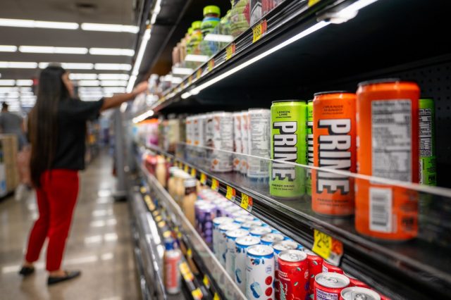 PRIME-Energy-Drinks stehen in den Regalen eines Walmart-Supercenters.