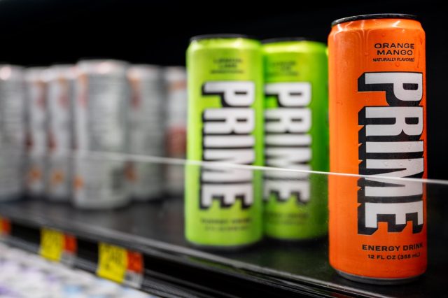 PRIME-Energy-Drinks werden in den Regalen eines Walmart Supercenters zum Verkauf angeboten