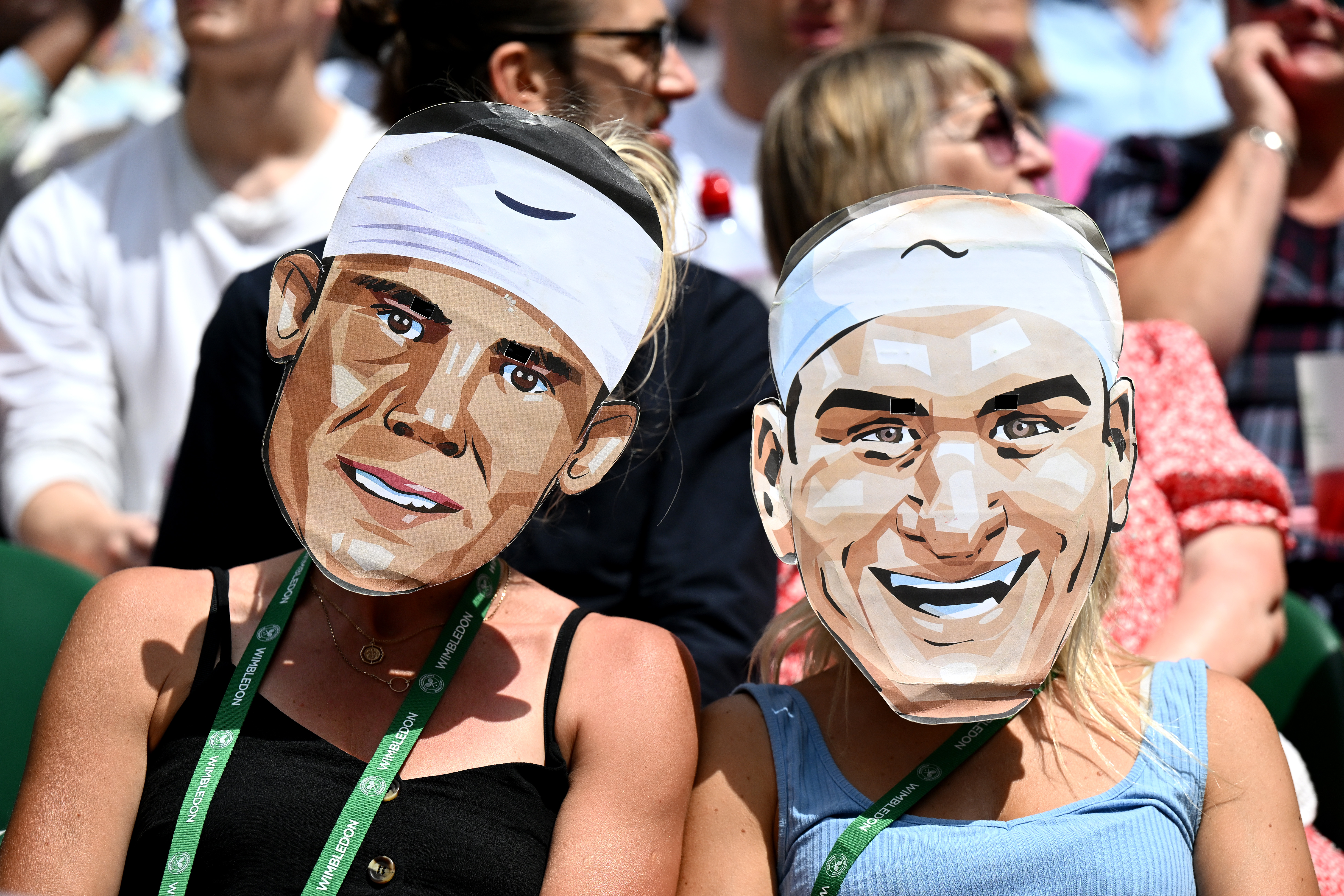 Fans tragen dieses Jahr in Wimbledon Rafa Nadal- und Roger Federer-Masken