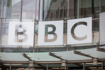 BBC-Chefs treffen sich heute mit der Polizei, nachdem der Star, der „Teenager für Bilder bezahlt hat“, suspendiert wurde