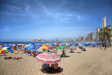 Touristen müssen mit Geldstrafen rechnen, wenn sie in Spanien die öffentlichen Strände in Beschlag nehmen