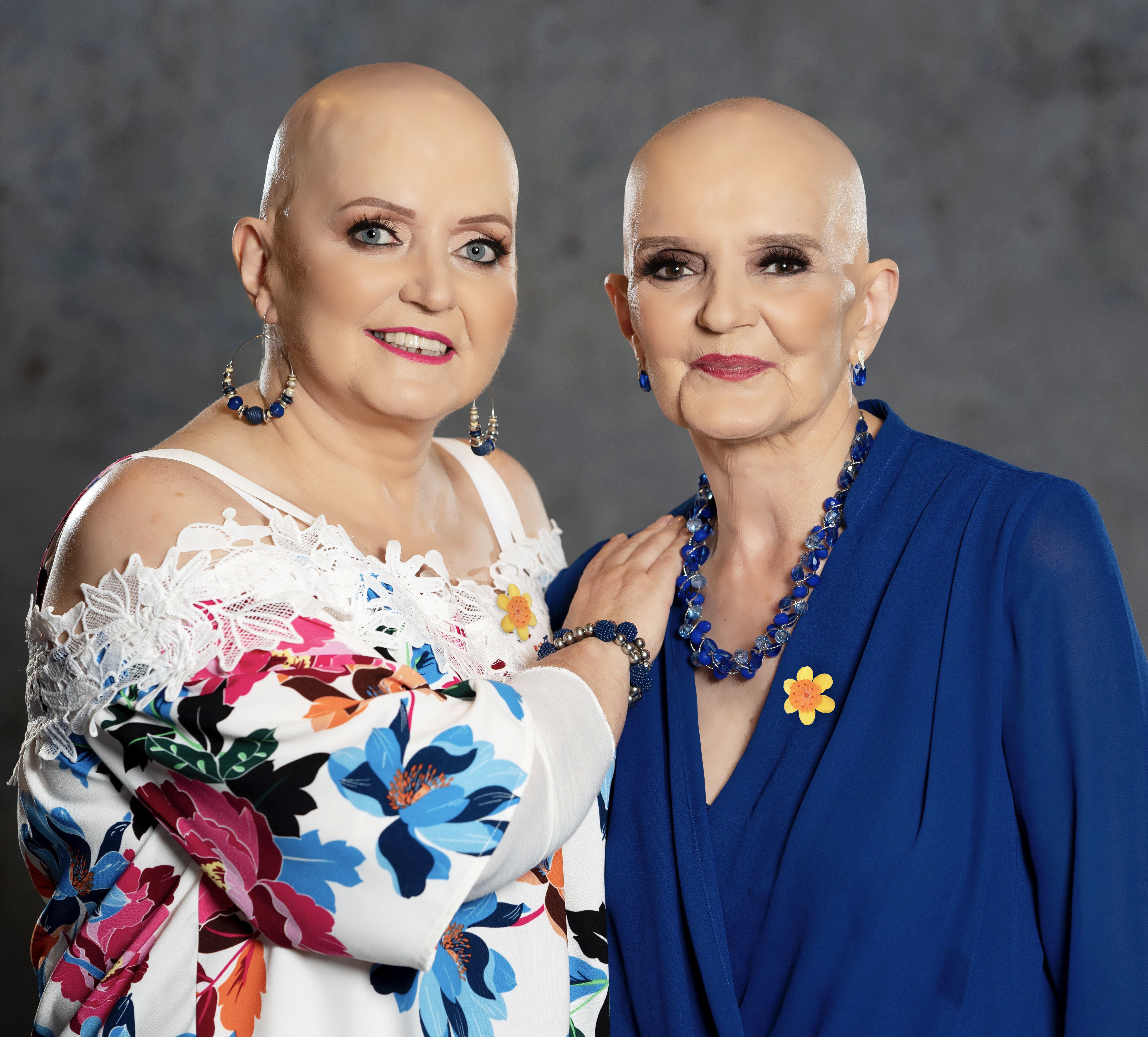 Linda im Bild mit Schwester Anne, nachdem sie sich 2021 den Kopf rasiert hatte