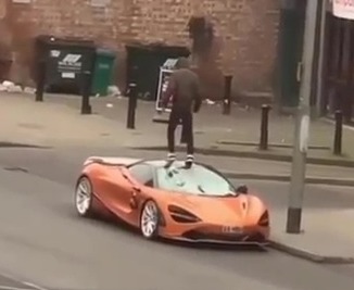 Er veröffentlichte ein Video eines vermummten Schlägers, der auf der Motorhaube seines 225.000 Pfund teuren orangefarbenen McLaren auf und ab hüpfte