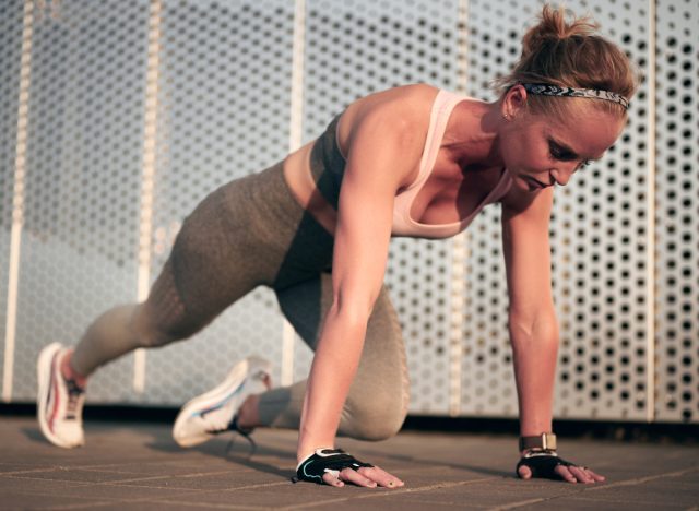 Frau macht Bergsteiger-Bauchmuskelübung, Konzept von Übungen für eine schlanke Taille