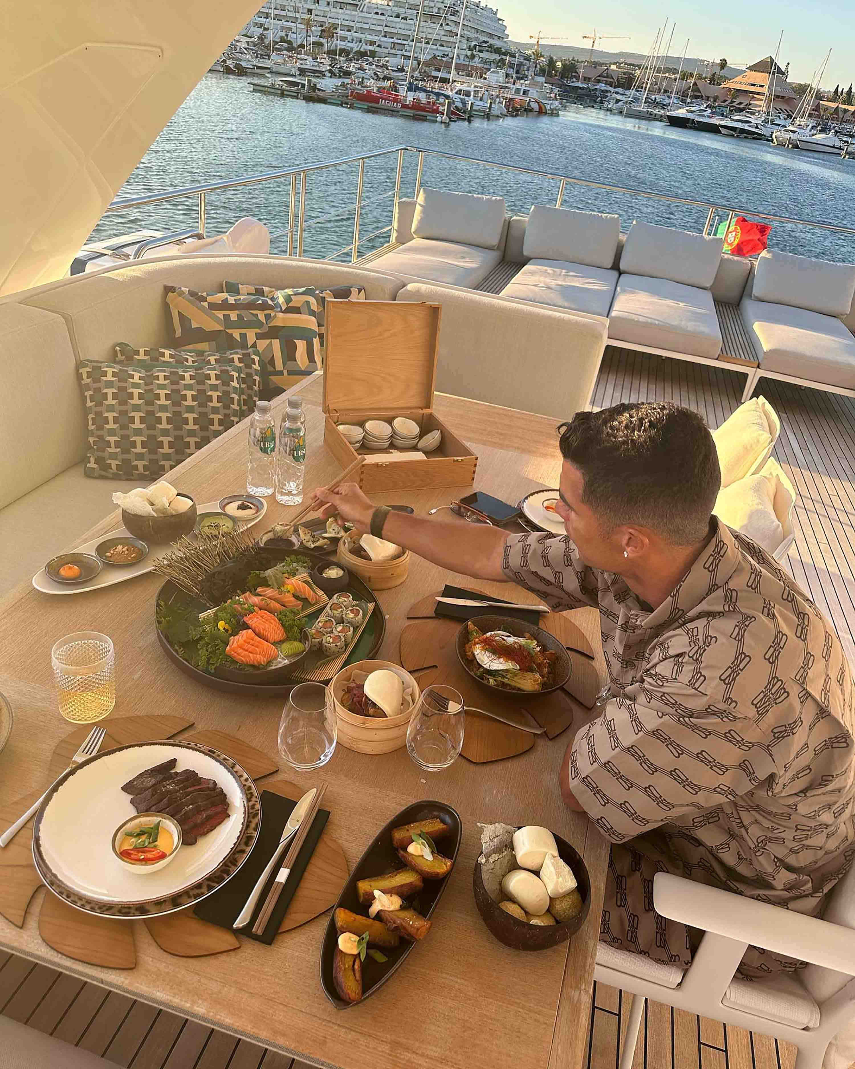 Ronaldo nahm etwas zu essen, während er auf dem 5,5 Millionen Pfund teuren Schiff anlegte