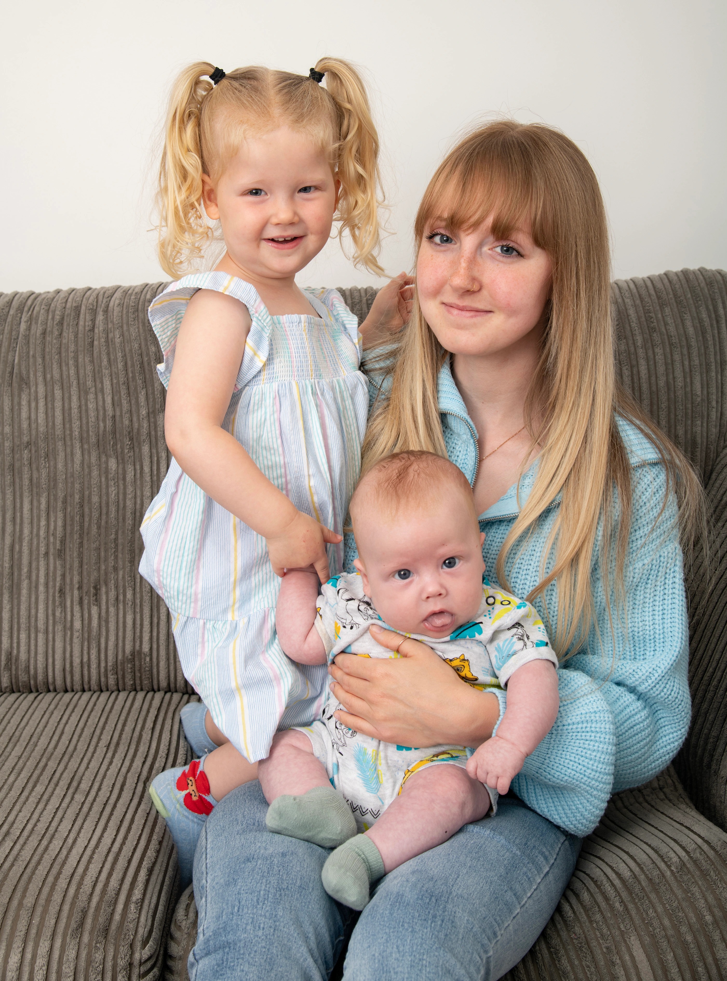 Lauren mit dem neuen Baby Albie und Tochter Elsie