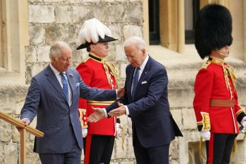 Biden erhält den königlichen Gruß, als er König Charles begrüßt, nachdem er die Krönung ausgelassen hat