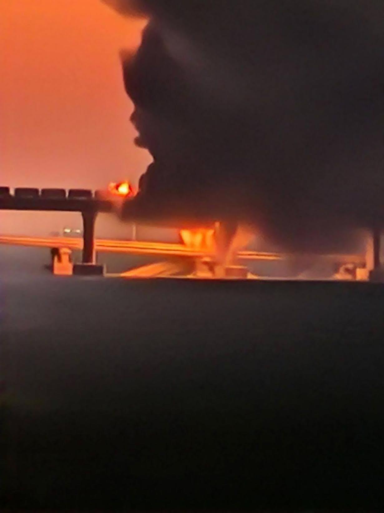Schockierende Bilder zeigen, wie die Brücke von Flammen verschlungen wird