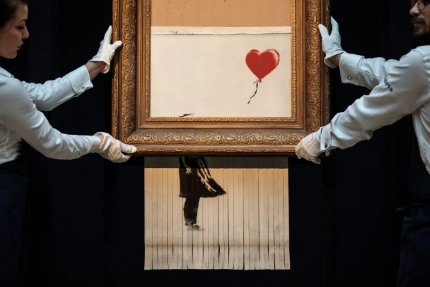 Das Banksy-Kunstwerk Girl with Balloon ist durch die Unterseite des Rahmens zerfetzt