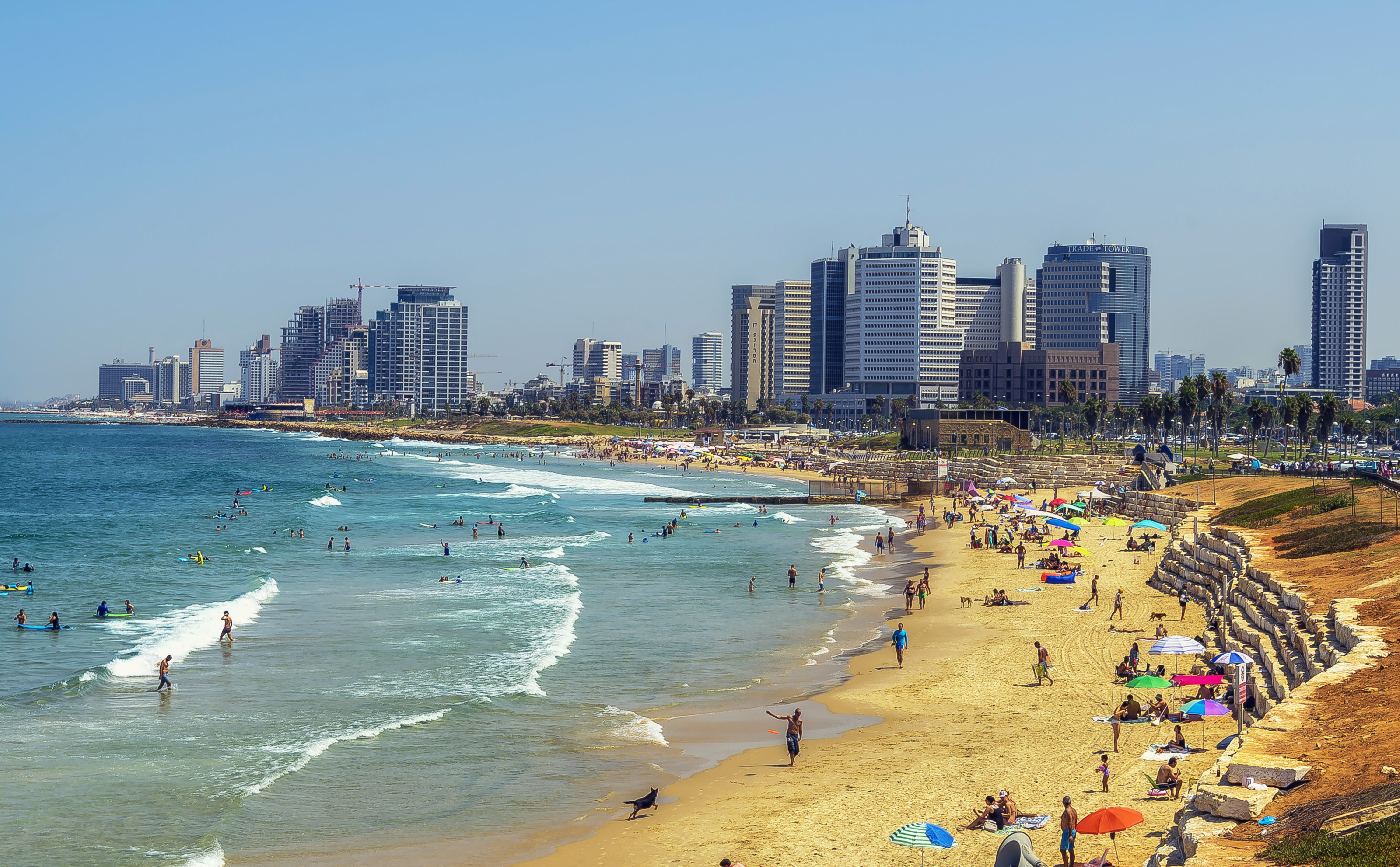 Tel Aviv verfügt über Sandstrände, die nur wenige Gehminuten von fantastischen Bars und Restaurants entfernt sind