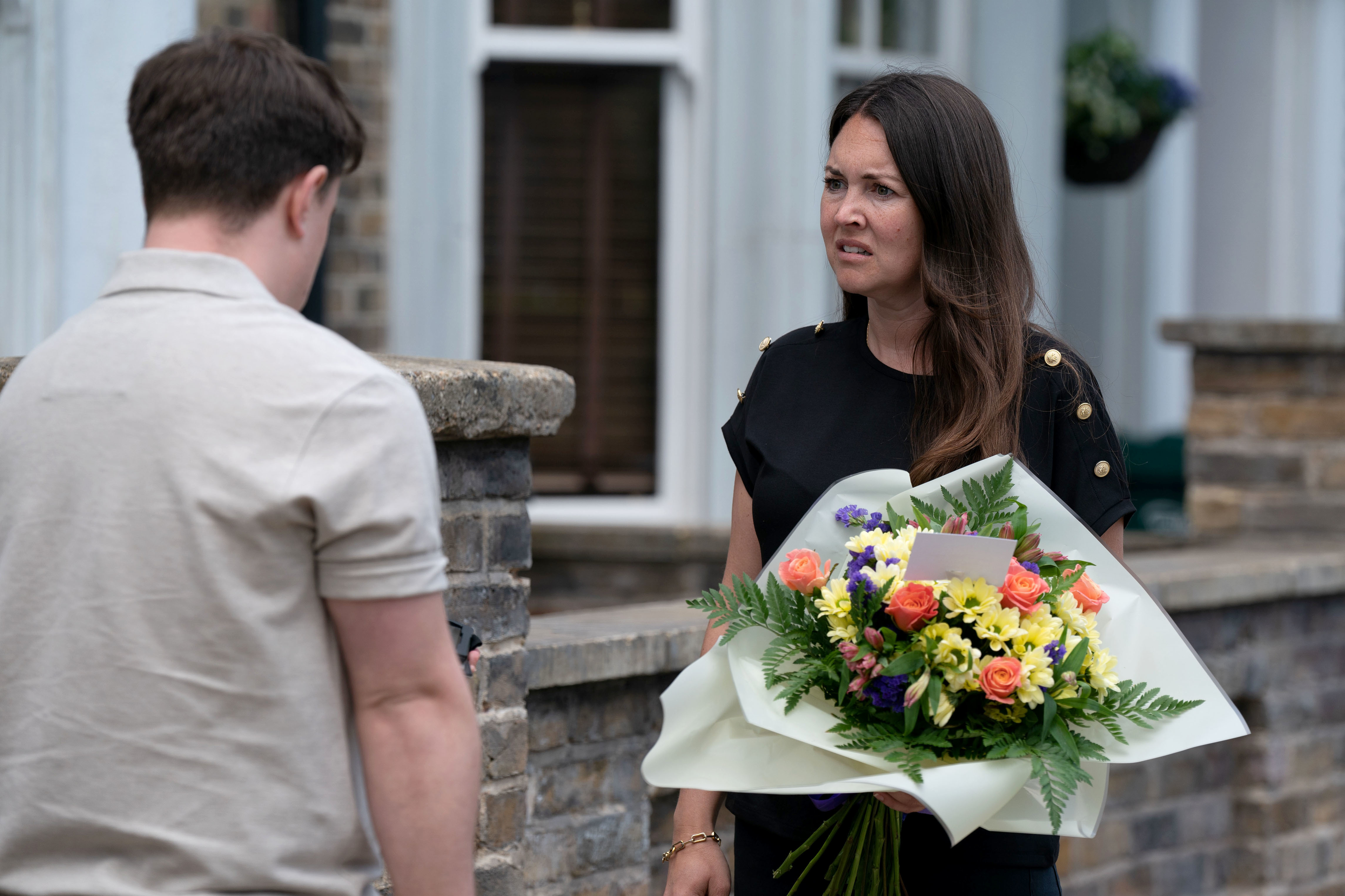 Stacey erhält Blumen